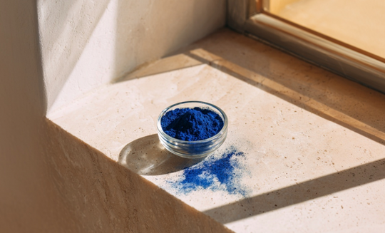 💙 Poudre de Nila : l’ingrédient miracle pour éliminer les taches et redonner de l’éclat à votre peau