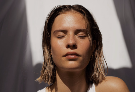 5 erreurs qui abîment votre peau en été !